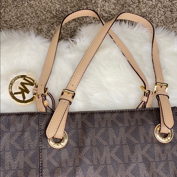 Authentic MICHAEL Michael Kors MK Signature Tote - Picture 4 of 13